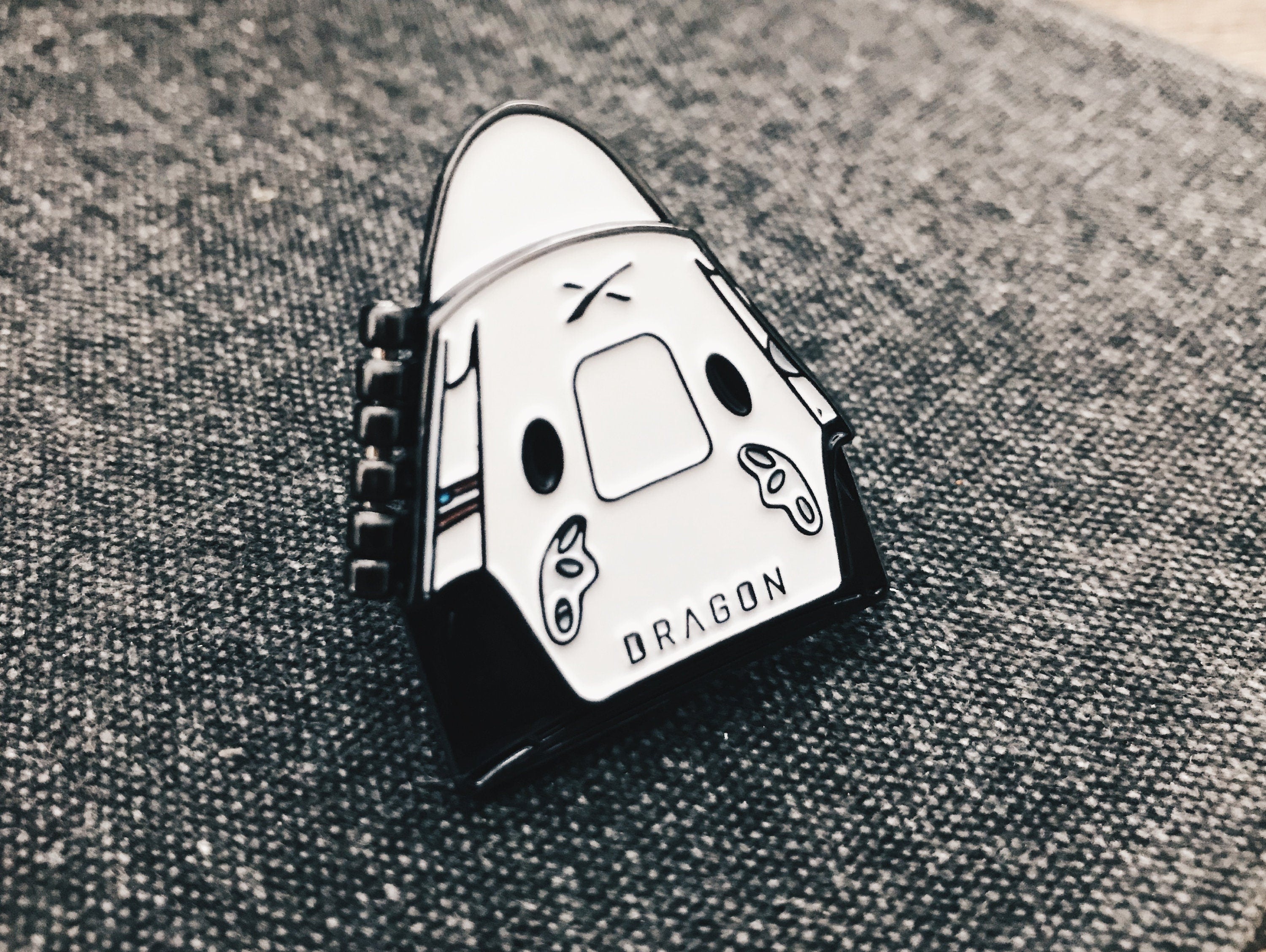 Crew Dragon Capsule Hinged Enamel Pin - SpaceX Dragonship Interactive Lapel Pin / Badge - Space & NASA Fan Gift